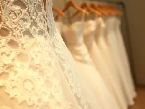 Jak sprawdzić jakość materiału sukni ślubnej? Porady dla przyszłych panien młodych